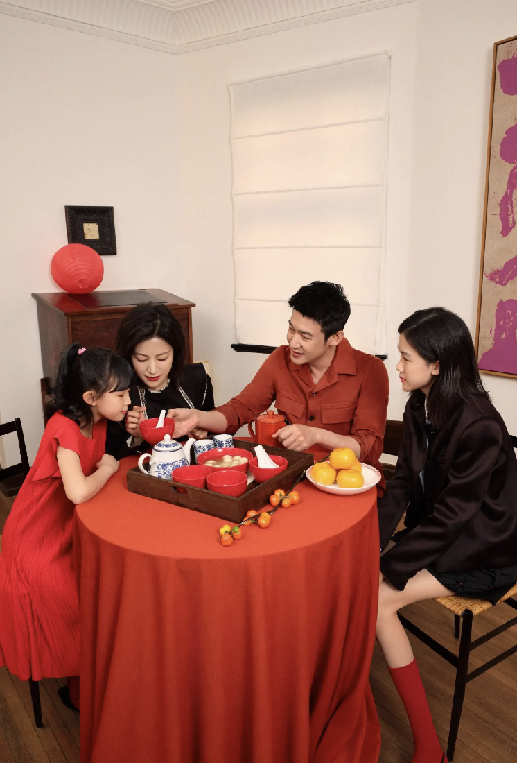 |陆毅晒一家四口元宵节写真，14岁贝儿画风成熟，既像爸爸又像妈妈