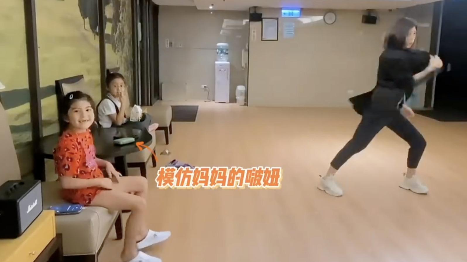 贾静雯|贾静雯回台湾不忘练舞，获俩女儿陪伴，6岁波妞学妈妈跳舞腿好长