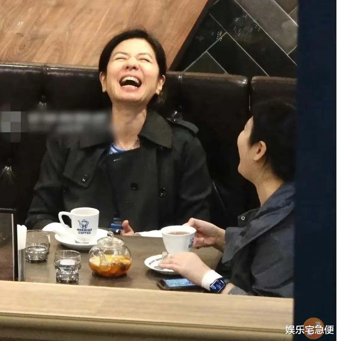 钟楚红|63岁钟楚红真实状态曝光,与亲妹台北约会吃饭,满脸皱纹无惧衰老