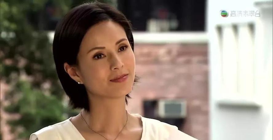 56岁李若彤吃路边摊,已经瘦成纸片人,马甲线成为全场亮点