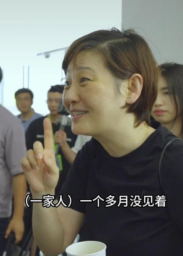 冯小刚又爆一大瓜,妻子徐帆收养的女儿,竟是他的“私生女”