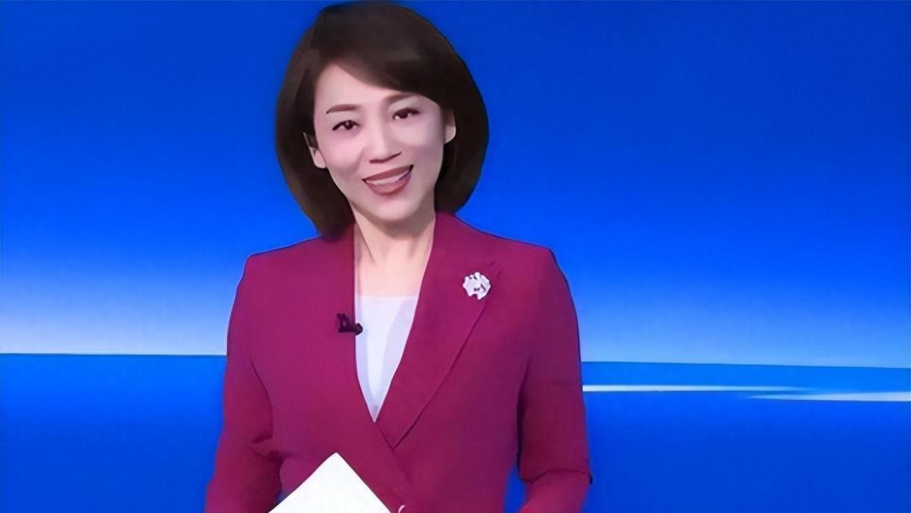 她是央视著名主持人，和丈夫分居17年，怀孕仍上班，风光后有心酸