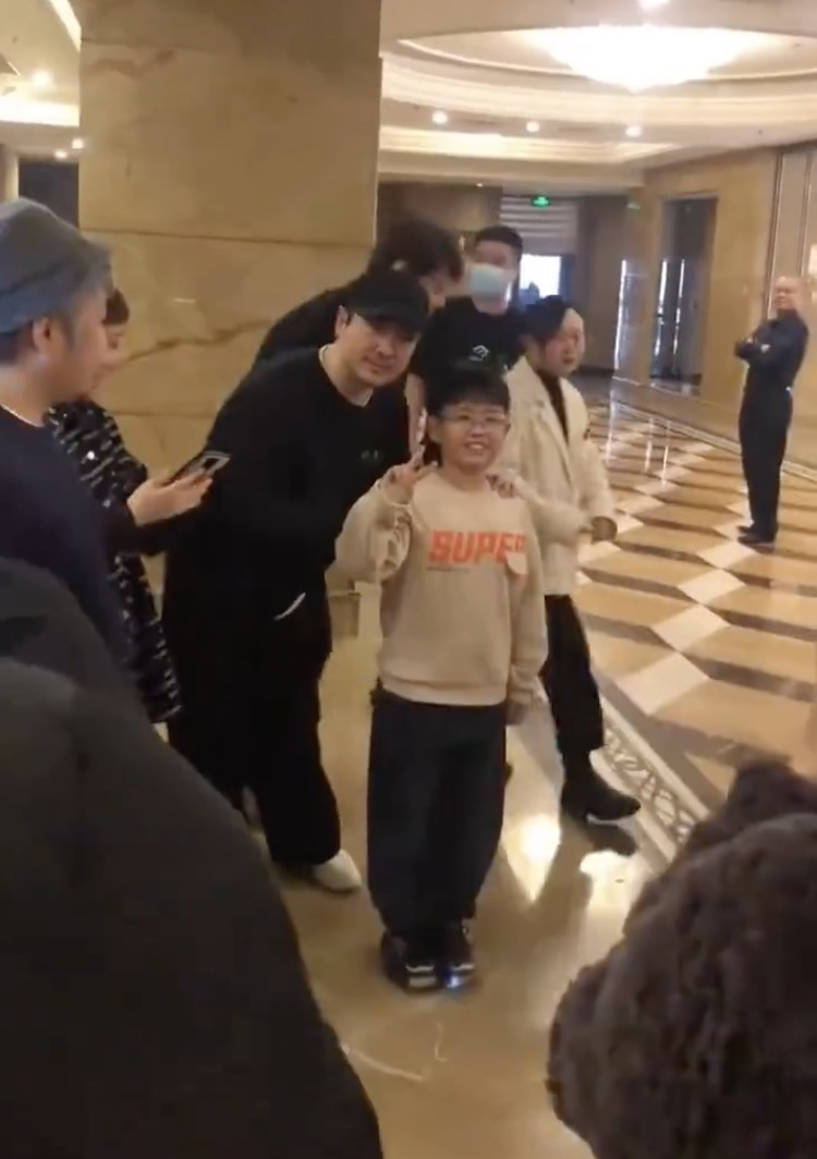 沈腾|沈腾当常远小舅子婚礼主婚人,幽默致辞逗笑全场,与人合影好亲民