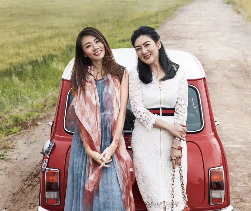 程晓玥|程晓玥为亡母庆祝冥诞，晒为妈妈庆生旧照温馨感人，当时郑恺也在