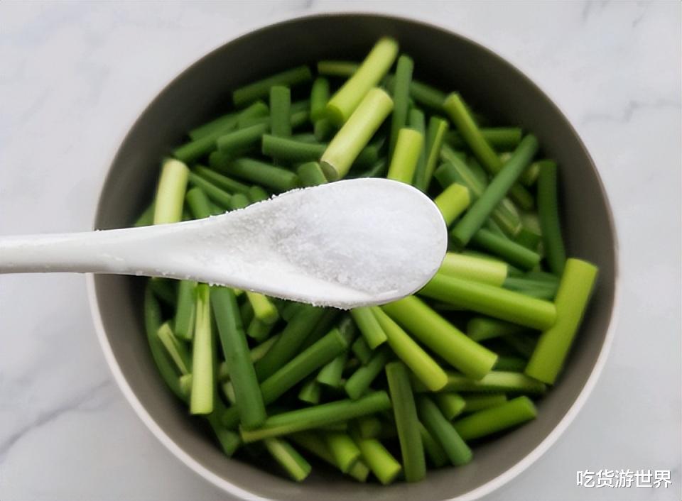 食盐|炒蒜薹,不要直接下锅炒!学会一招,蒜薹鲜嫩爽脆又入味,不发黄