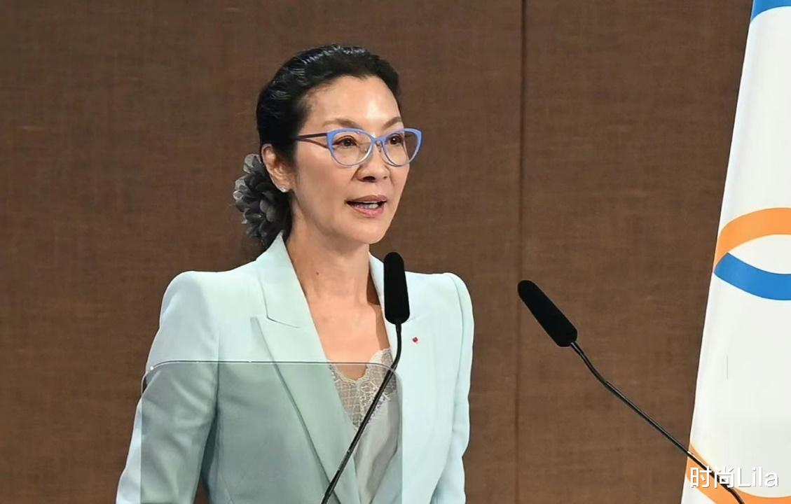 杨紫琼国际奥委员当选，讲台发言铿锵有力，61岁西装革履太惊艳