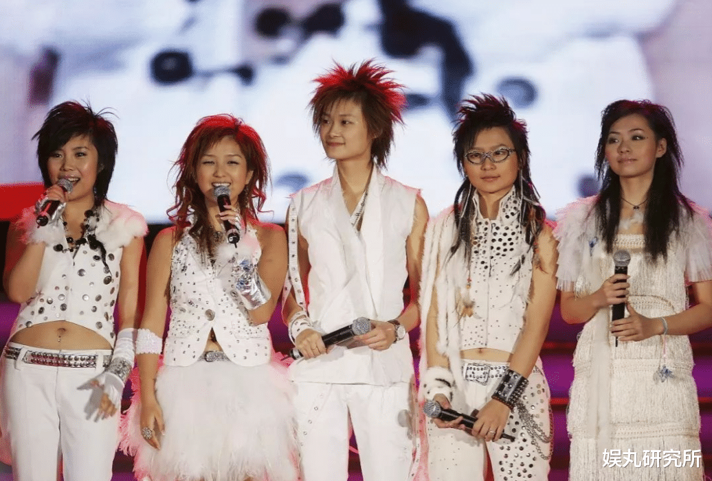 何洁|过气女星的卑微:吃老本、在线讨工作、县城混商演,一地的尴尬