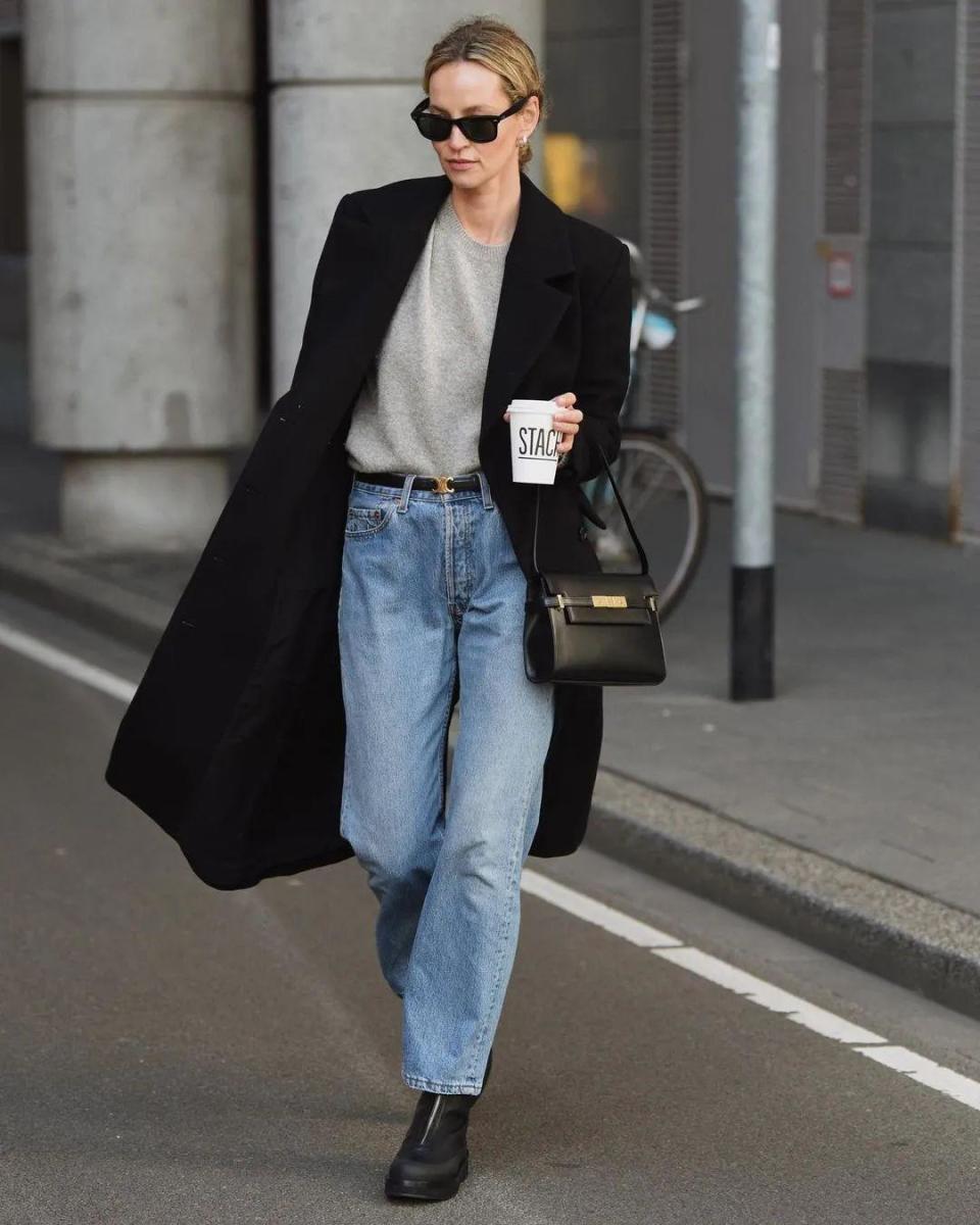 职场女性这么穿高级显气质!“格雷系大衣+毛衣”就够,谁穿谁美