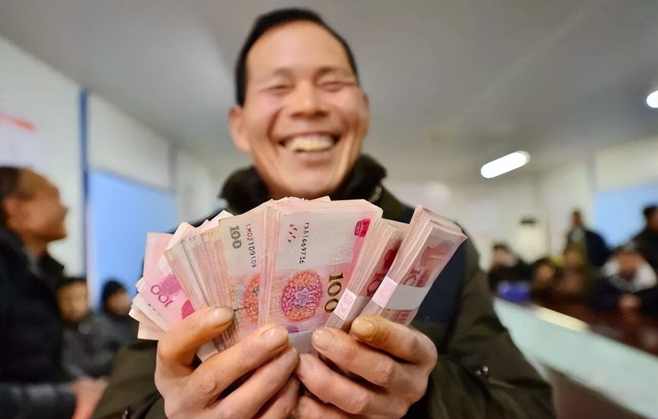 为什么公司发工资都要迟15天才发呢?老板说出真相,原因太现实了