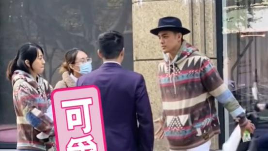 明道定居上海！与老婆穿情侣装看房，王婷萱怀抱女儿不插话好温柔