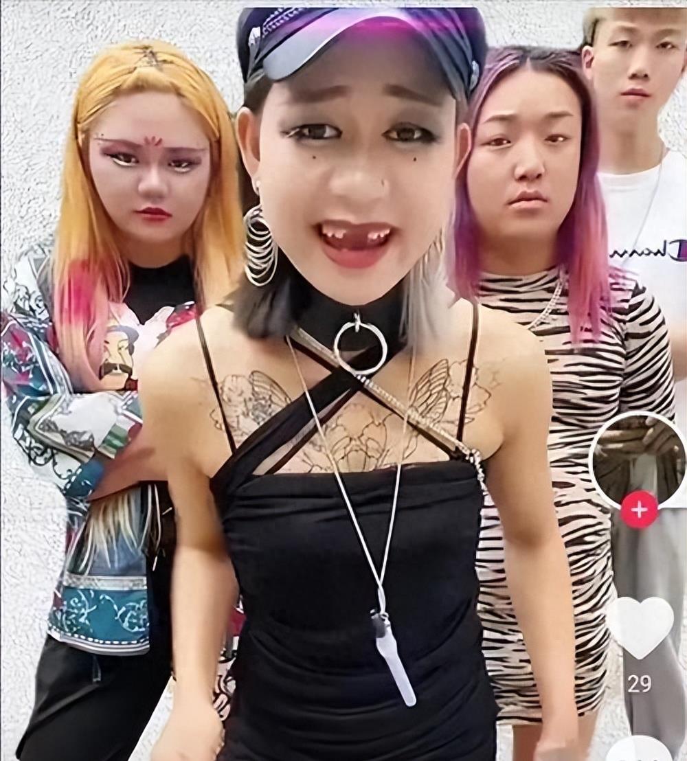 不学无术的跳梁小丑，转眼成为人上人，究竟是谁在为这些人买单啊