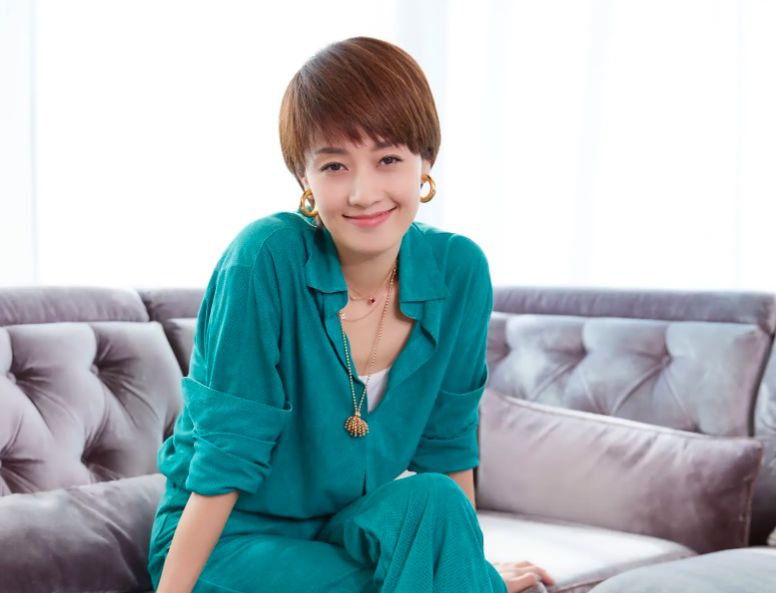 马伊琍迪奥活动受访,工作人员下跪举话筒画面曝光,网友骂耍大牌