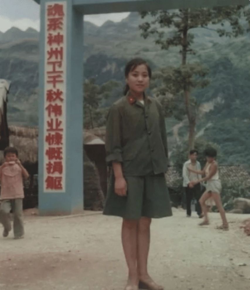 老山战场照《死吻》:医护兵张茹送别18岁小战士,她后来怎样了?