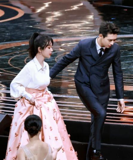 杨紫连续5年发文为李现庆生，看到发文时间，网友想入非非