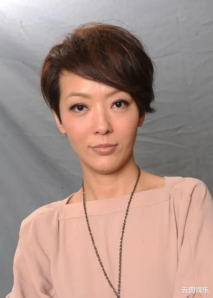 郭少芸|港姐郭少芸赶集办年货,挽着92岁老母逛路边摊,买散装糖果接地气