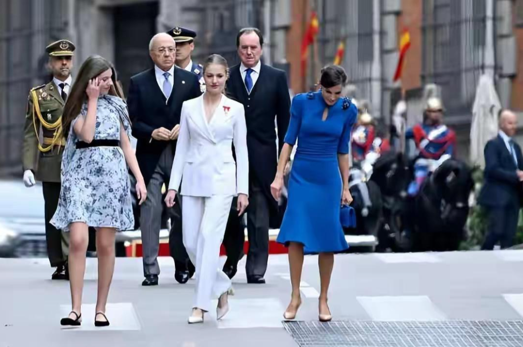 西班牙王后隔空撞衫大女儿！穿纯白色西服长发飘飘，和公主一样美