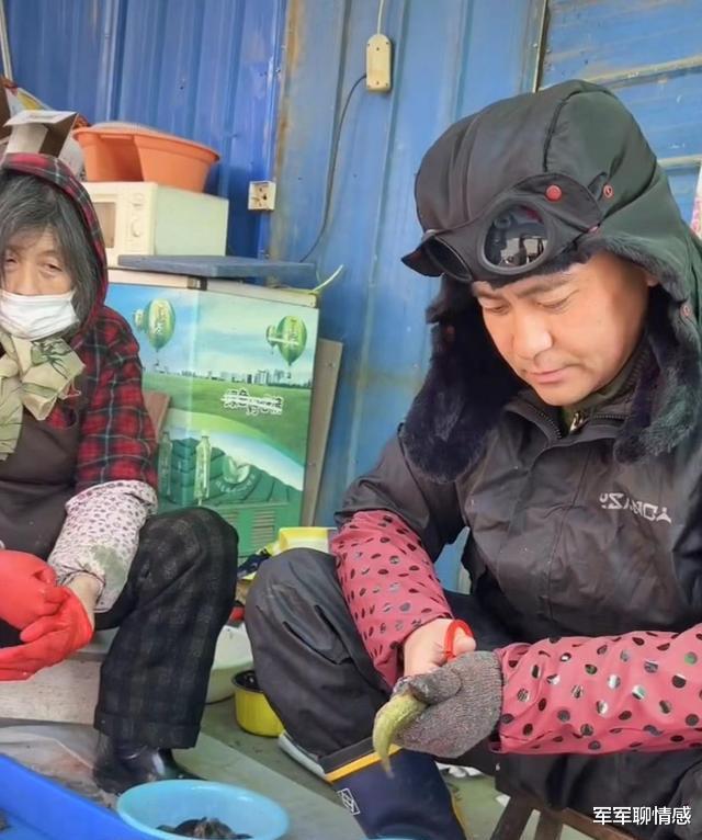 摆摊|7位无业艺人现状:街头摆摊、卖鱼卖菜、开车揽活……有人暗藏8套房