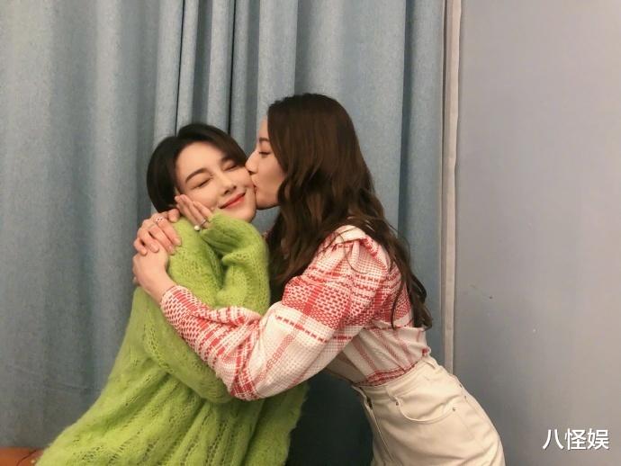 张馨予晒与迪丽热巴闺蜜情，吃宵夜聊到天亮，贴脸合照美如双胞胎