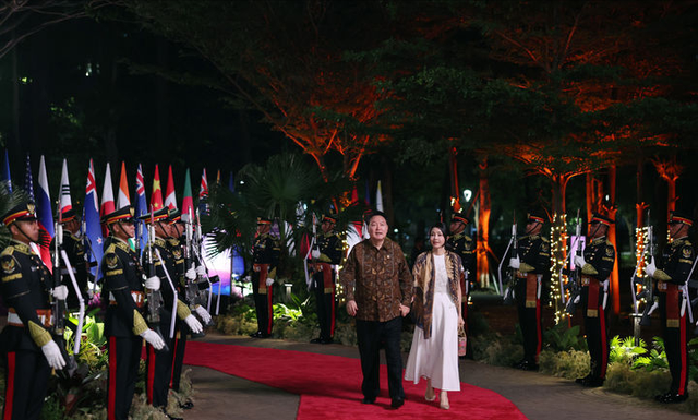 东盟峰会晚宴!韩国夫人穿白裙走红毯好嫩,首脑们也穿得异域风情