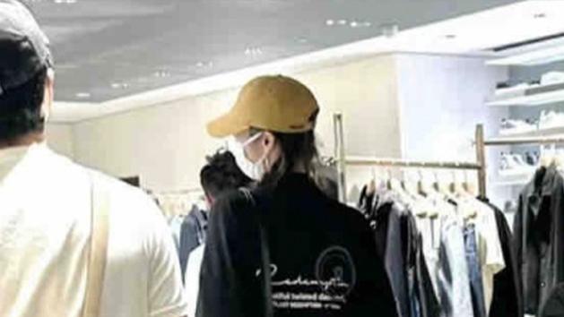 偶遇井柏然陪刘雯逛街，跟女友身后紧张到抠手，裤子全是褶太真实