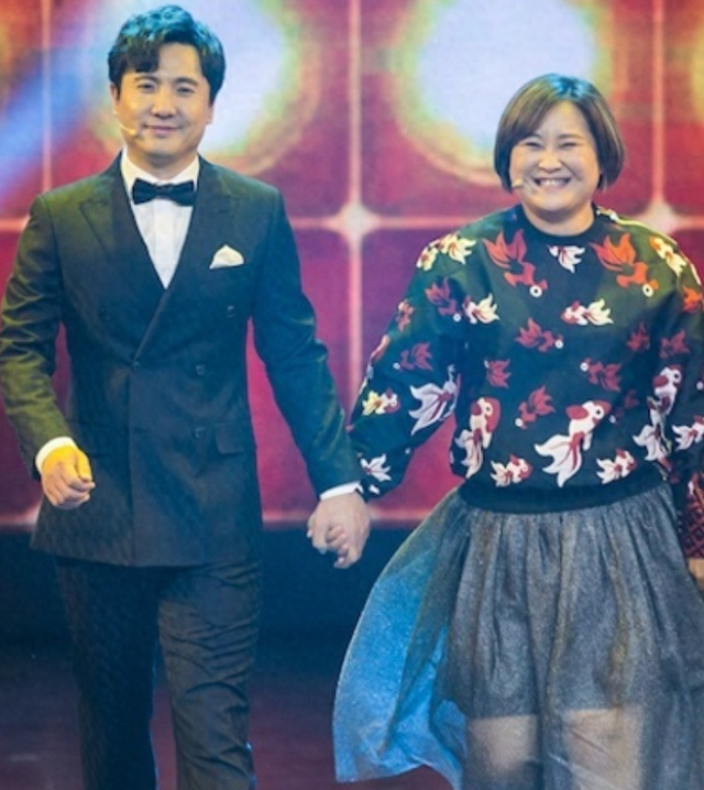 贾玲|贾玲为啥《王牌》7季都穿裙子?看了《热辣滚烫》裤装打扮,懂了