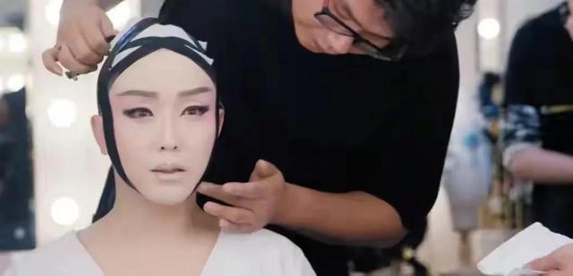 李玉刚|李玉刚,被时代“抛弃”的时候,连声招呼都不打!