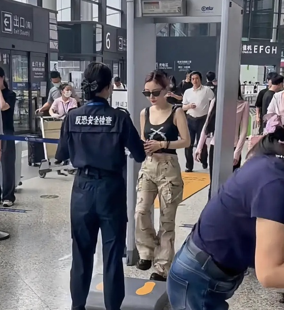 42岁李小璐穿低胸秀身材,离开贾乃亮四年后,继续做回美少女?