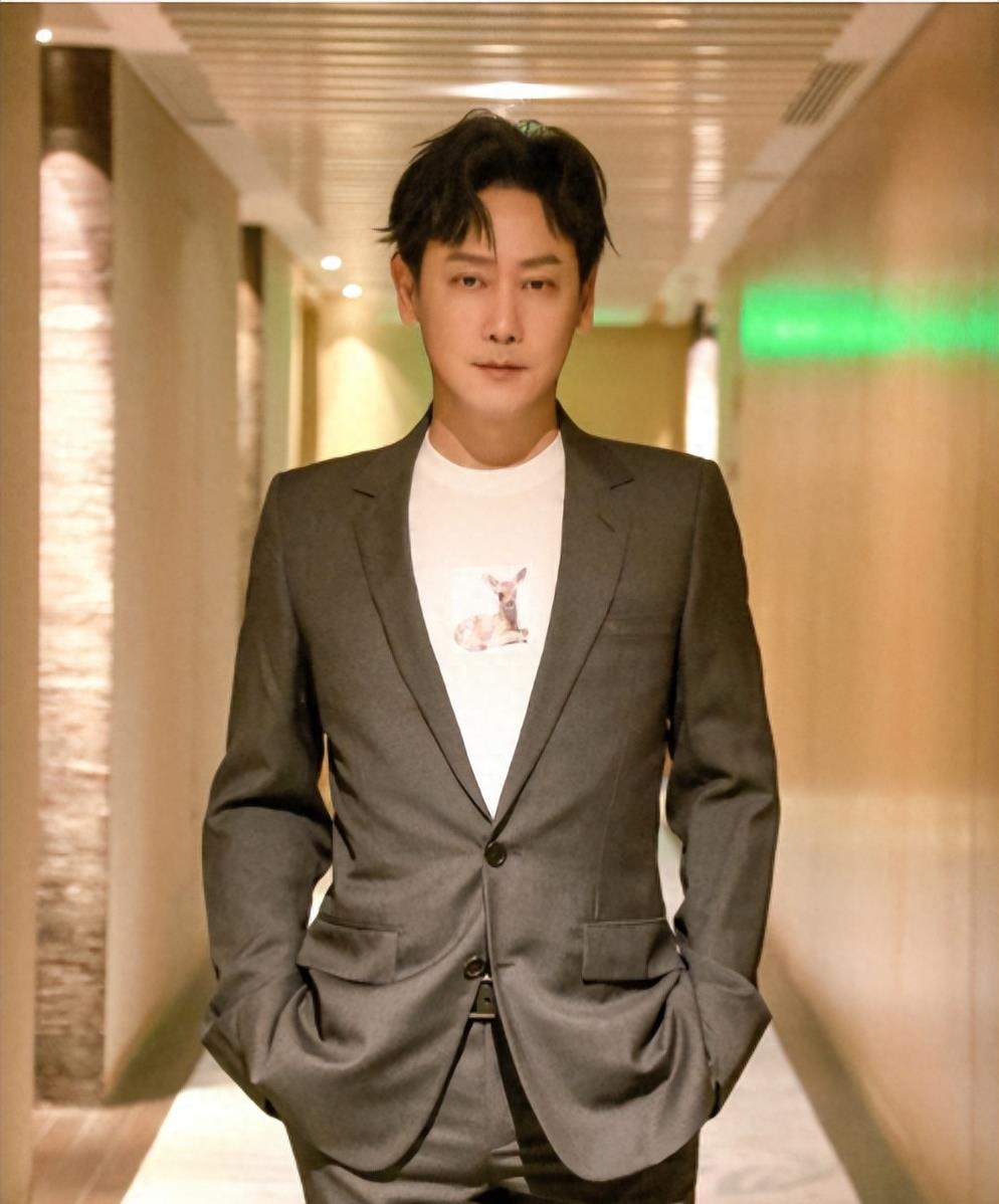 她甘心退圈做家庭主妇，却被演员丈夫抛弃，今44岁为了儿子保持单身