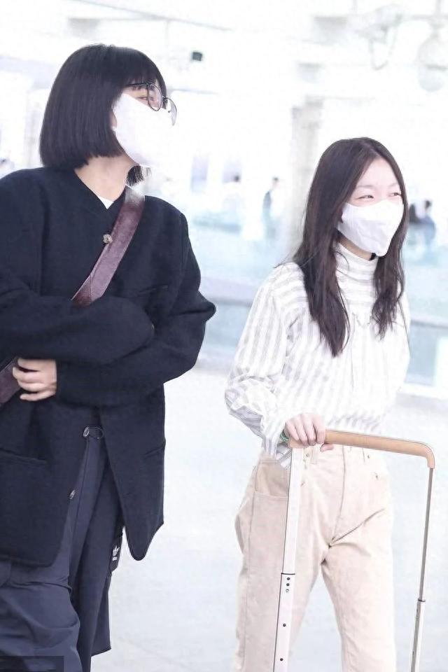 马思纯周冬雨合体走机场!30+年龄一个如高中生,一个像小学生