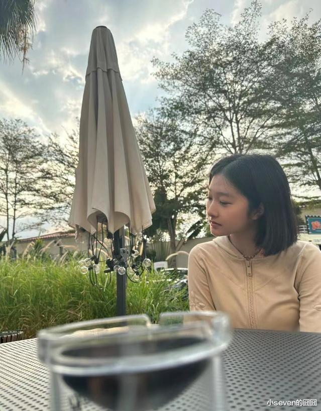 15岁文章大女儿晒与父亲合照,继承父母颜值,文章满头白发显落魄