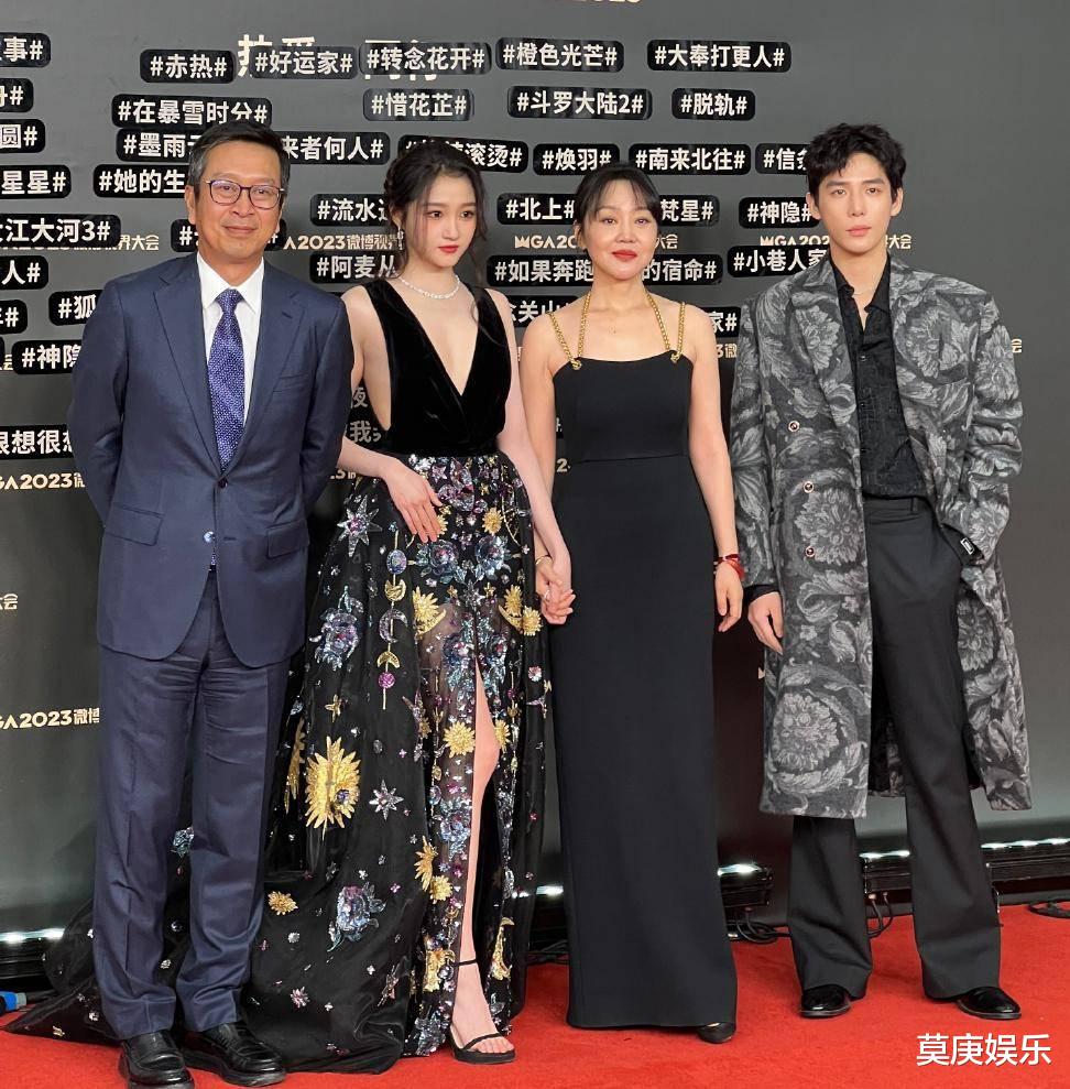 关晓彤闫妮礼服太大胆,关晓彤深V侧面全露,闫妮礼服似屠夫围裙