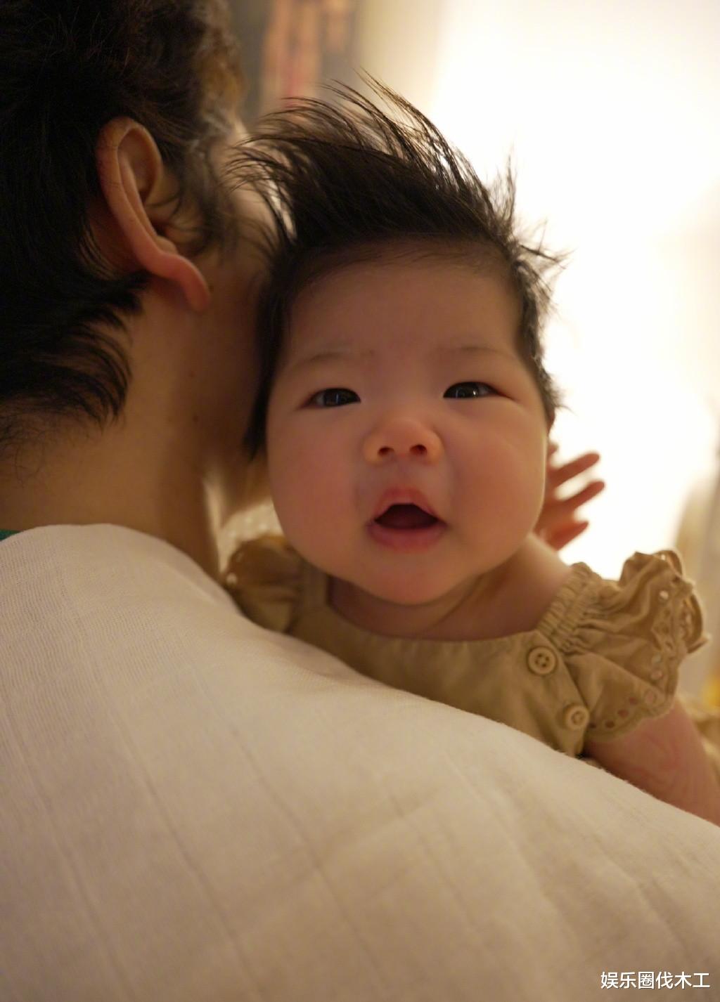 程晓玥|程晓玥穿亲子装晒全家福，大大方方秀恩爱，却被宝贝女儿头发抢镜