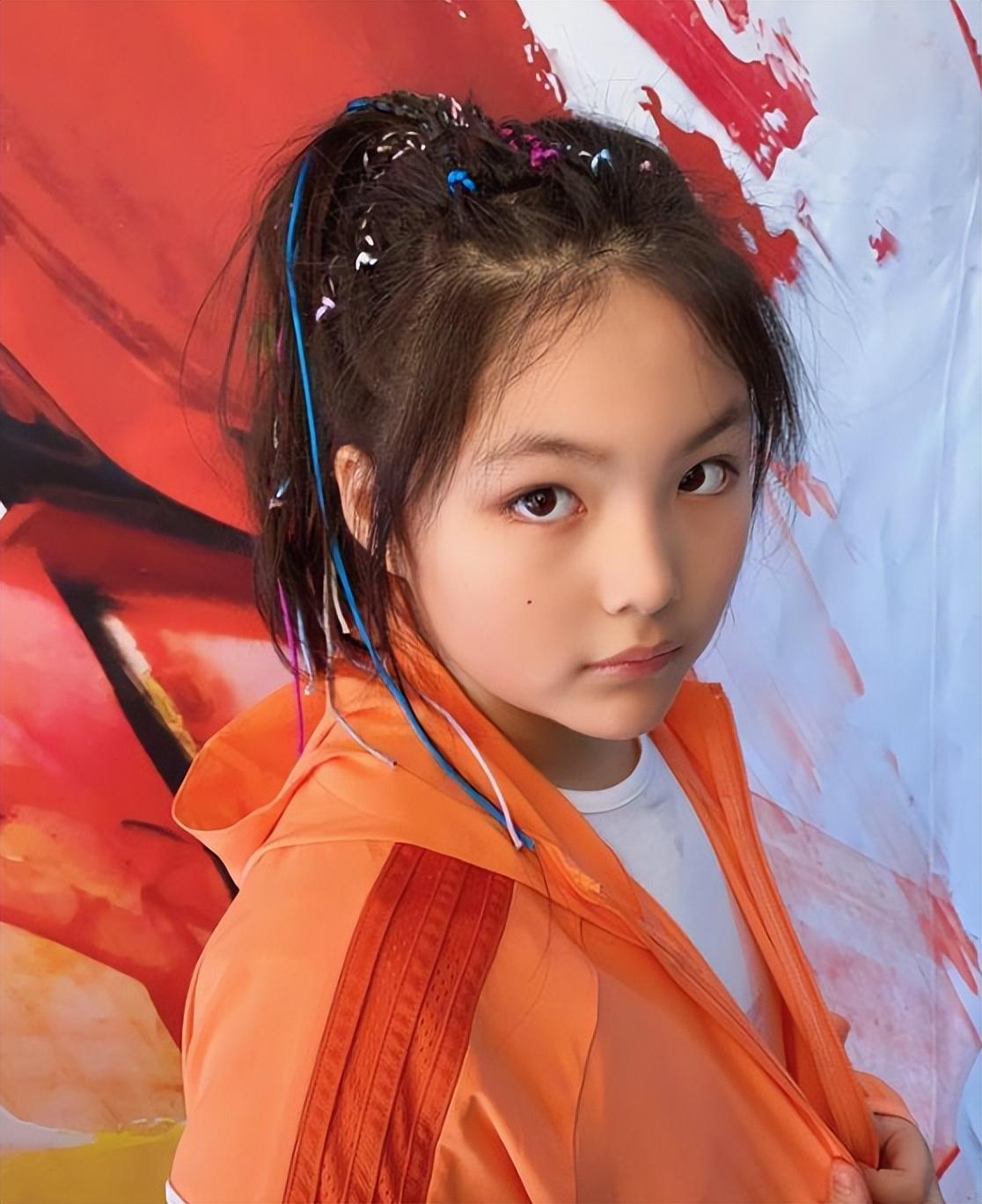 王诗龄|13岁王诗龄晒照露大长腿,和美女同学出游,对自己的颜值不自信?