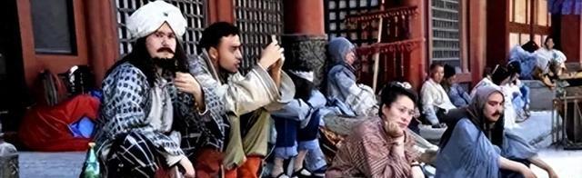 揭秘20万群演不为人知的一面：美女泛滥、懒汉遍地，裸替一天8000