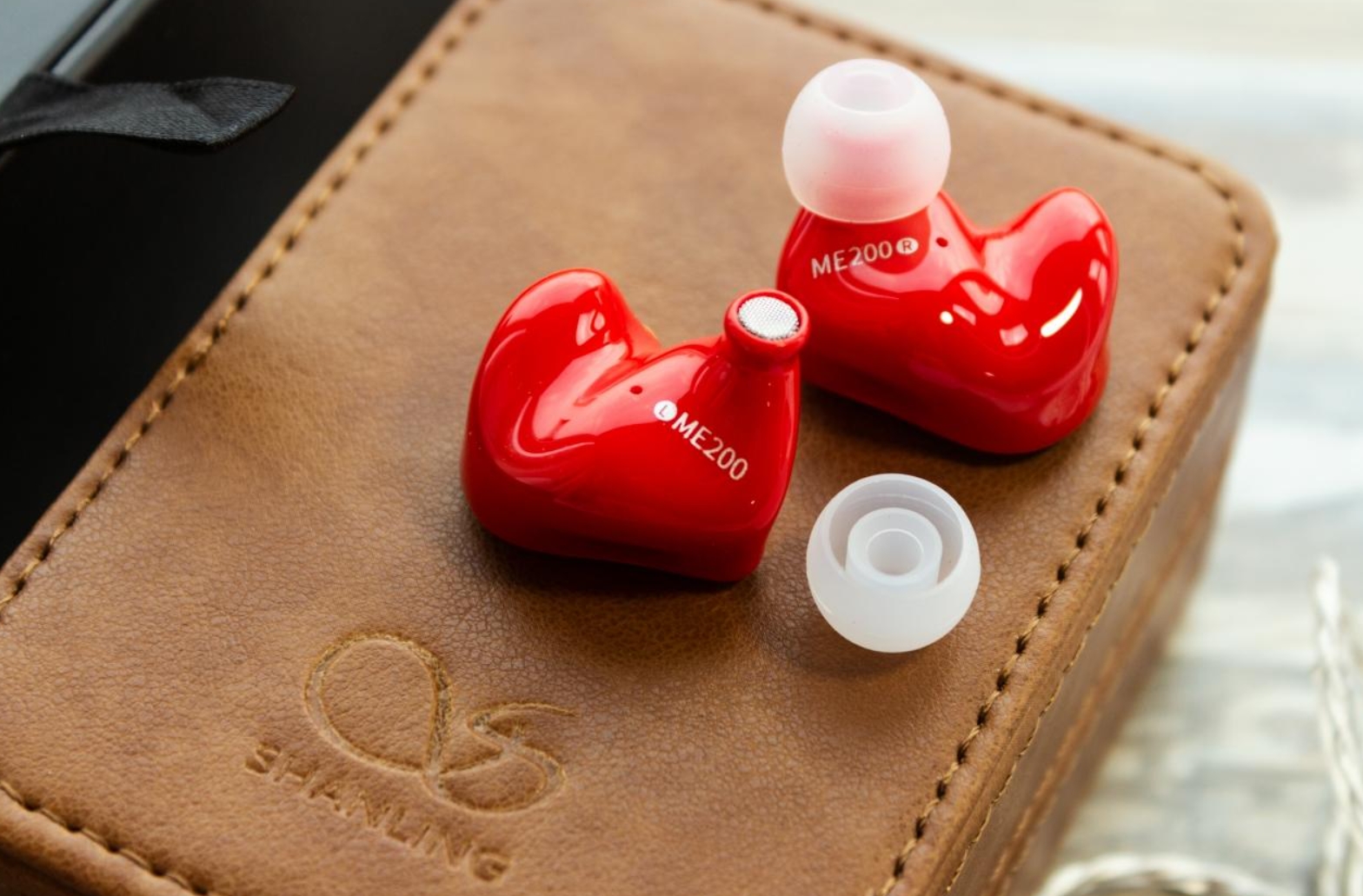 耳机|山凌ME200，树脂腔的质地很好，手感也很好