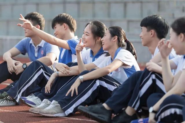 大学 女高中生为拍毕业照而发愁,6个月瘦了75斤,男生:真是高不可攀