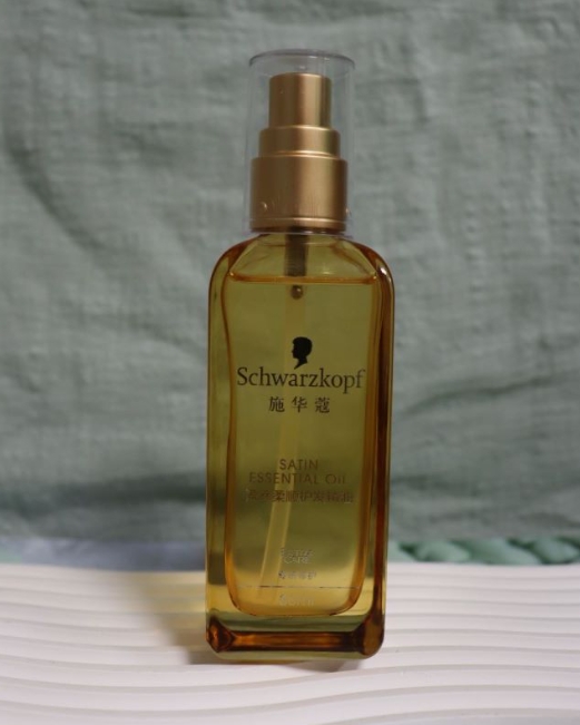 ?发型师教你:头发毛躁油怎么办?揭秘护发精油的功效与用法