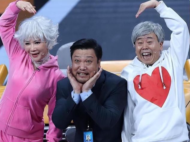 2024年春晚成了杂货铺?明星嘉宾引热议,看来今年的电费又省下了