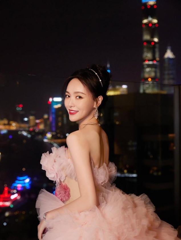 唐嫣|曝唐嫣颁奖迟到得罪多人,相关词条被封,凌晨三点穿高定场面尴尬