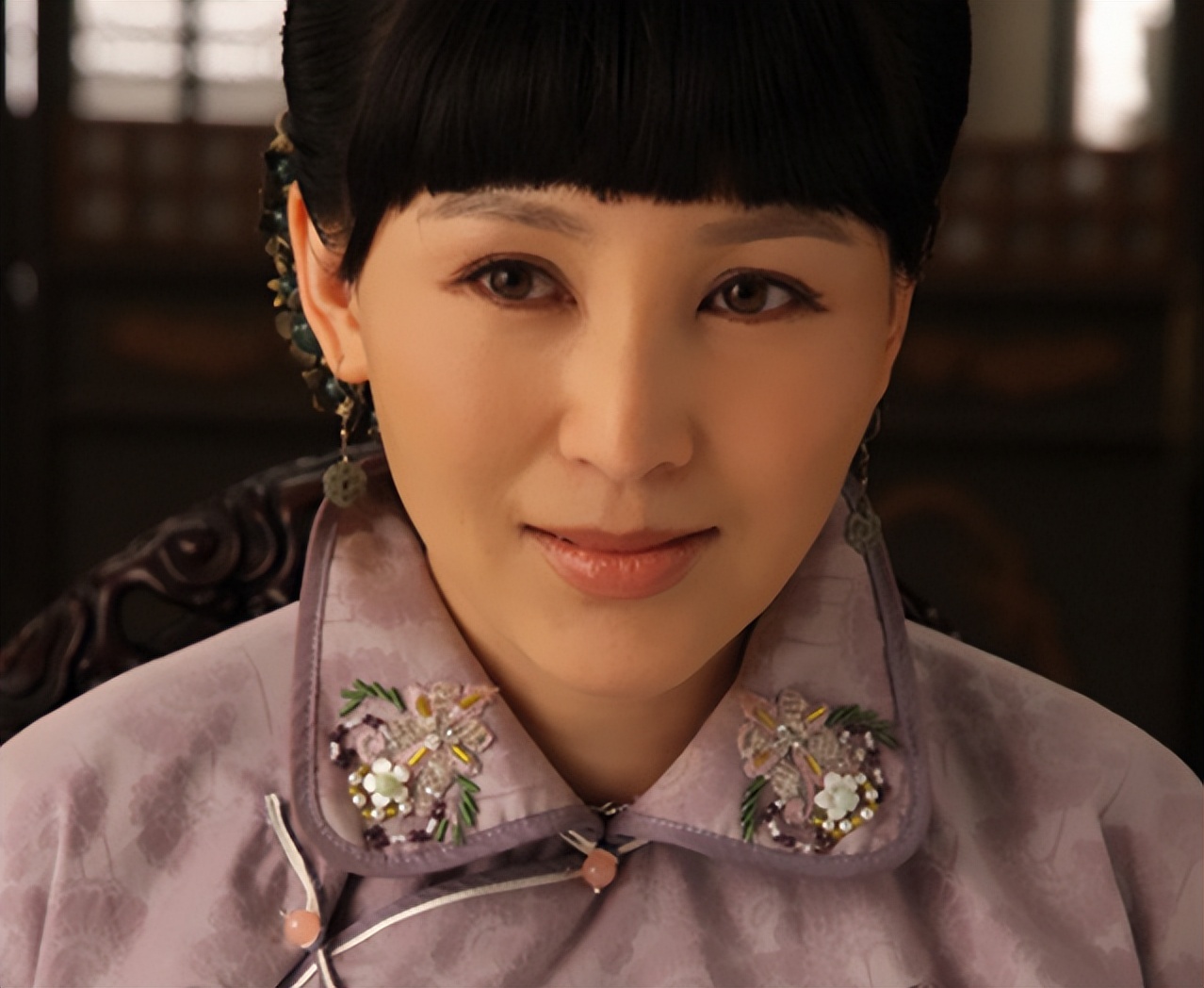 《打狗棍》里她饰演的那素芝是个有情有义的奇女子,岳丽娜将角色魅力