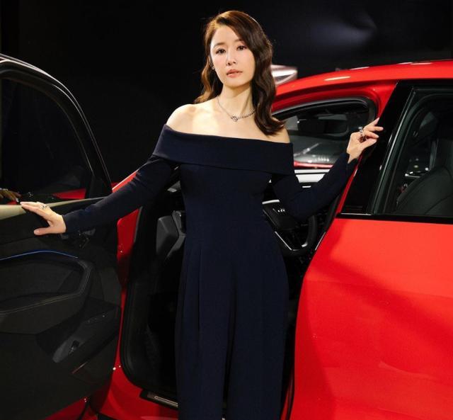 林心如罕见回内地参加豪车活动,露香肩秀身材,已婚有娃后更妩媚