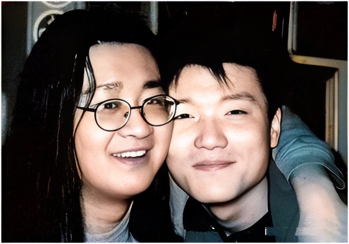 付翀却瞅准时机,离开宋柯,独自成立公司,将大张伟几人签到自己公司名