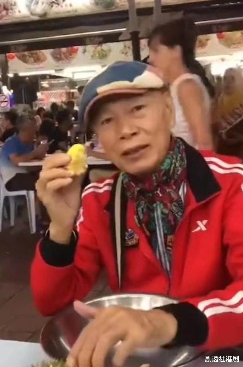 自称怪人!知名港星盛夏穿外套加围巾,现身国外街头与旁人反差大