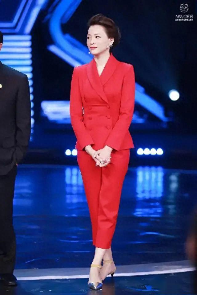 董卿跟海霞仅差两岁,却不像同一个时代的,一个少女一个女强人!