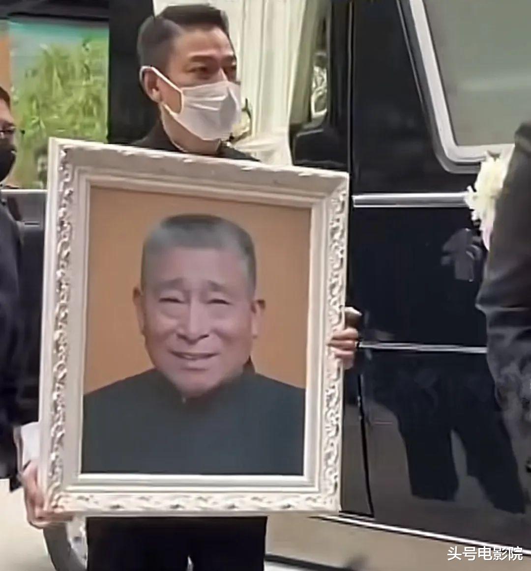 刘德华父亲出殡,11岁爱女罕见露面:长发大眼,随父母吃素