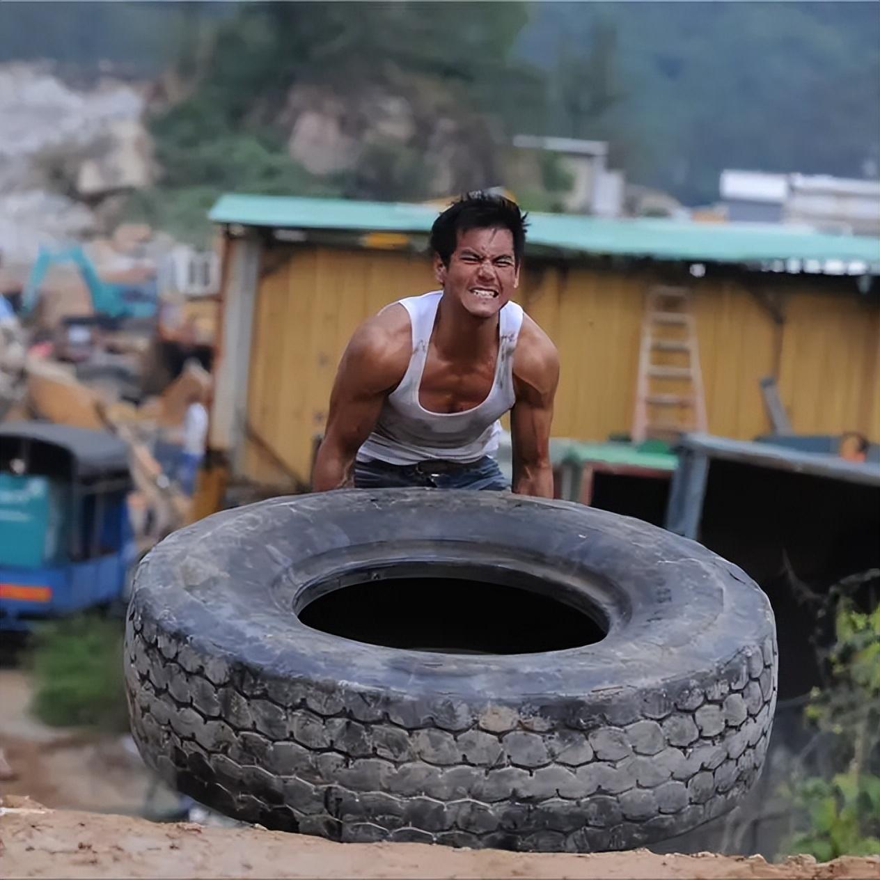 洪金宝一生就收了两个门徒,一个已经是一线巨星,另一个躺着赚钱