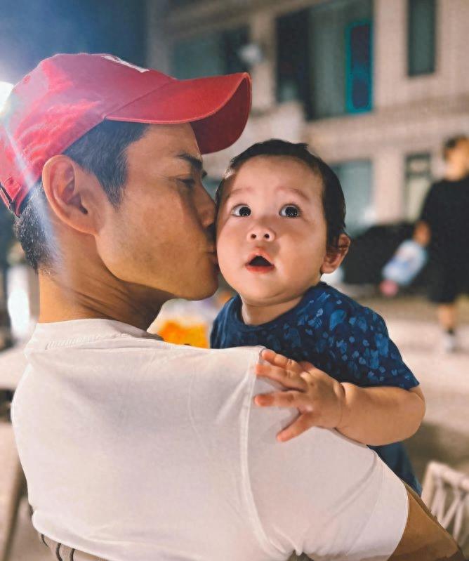 郑嘉颖夫妇为省钱搬到郊外豪宅,直言租金更便宜,豪宅外观显得老旧