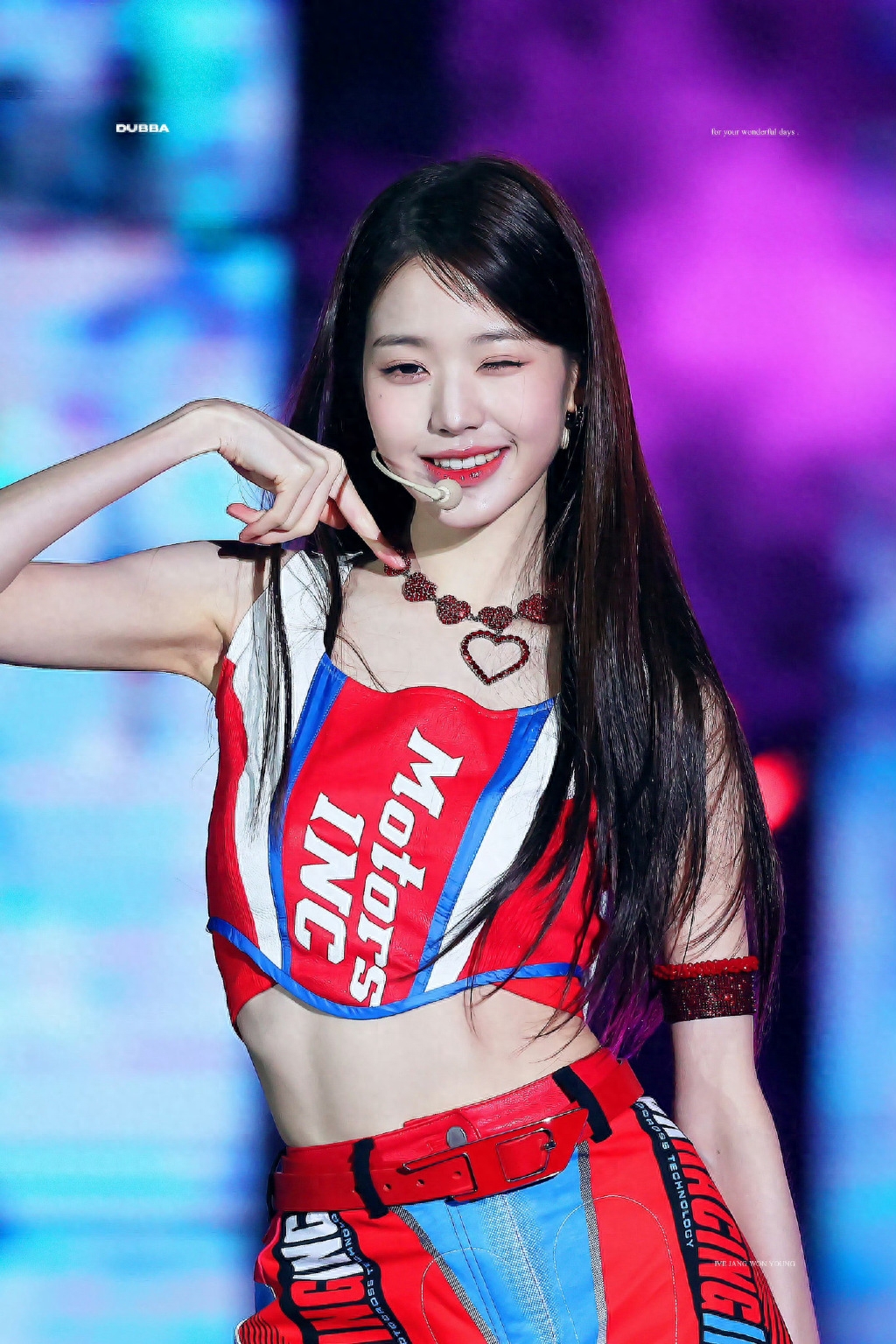 她被指责“痴迷于站C位”,却有网友表示很支持,她就应该站那里