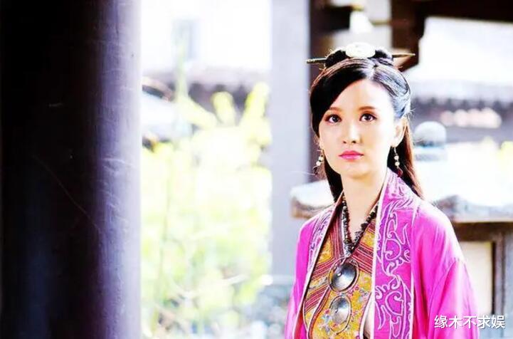 张萌一家3口游迪士尼，被富豪老公搂着不耐烦，5岁女儿腿好长！