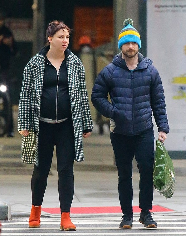 丹尼尔·雷德克里夫|哈利波特扮演者丹尼尔将当爸爸,十年女友已怀孕,孕肚照曝光